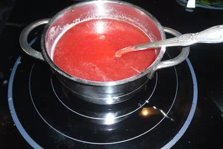 Десерт из черничного мусса с бисквитной крошкой и шоколадом "сокровища черной башни": шаг 9