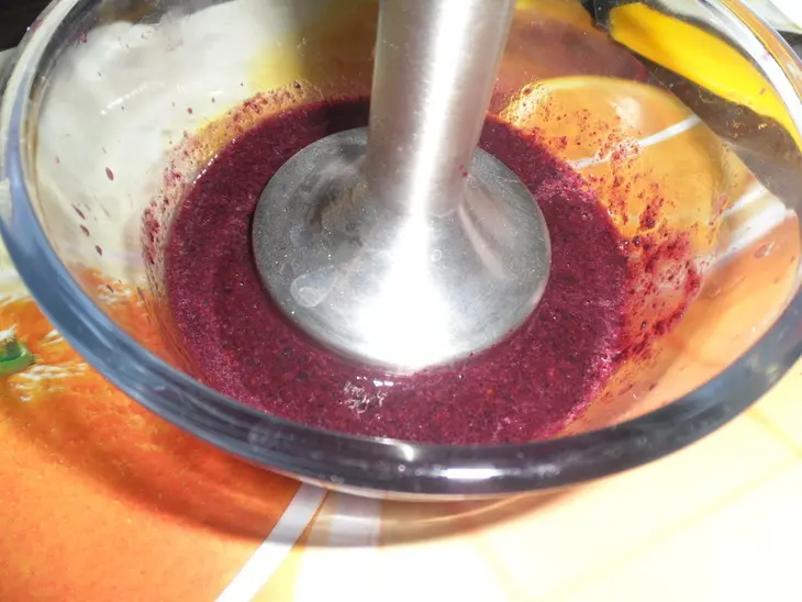 Десерт из черничного мусса с бисквитной крошкой и шоколадом "сокровища черной башни": шаг 11