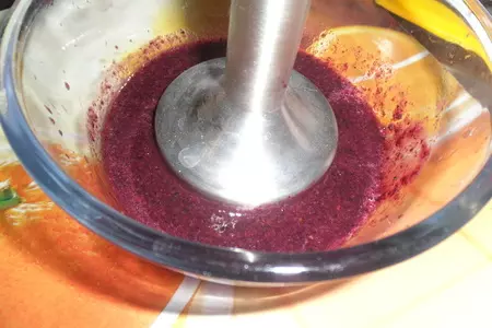 Десерт из черничного мусса с бисквитной крошкой и шоколадом "сокровища черной башни": шаг 11