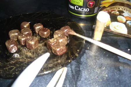 Десерт из черничного мусса с бисквитной крошкой и шоколадом "сокровища черной башни": шаг 13