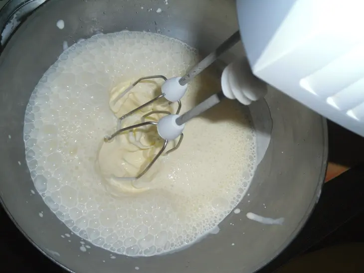 Десерт из черничного мусса с бисквитной крошкой и шоколадом "сокровища черной башни": шаг 14