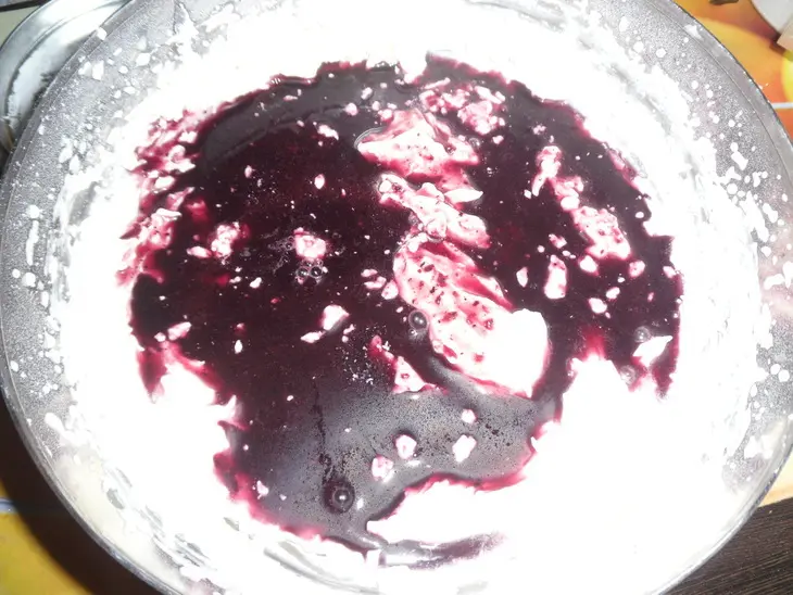 Десерт из черничного мусса с бисквитной крошкой и шоколадом "сокровища черной башни": шаг 17