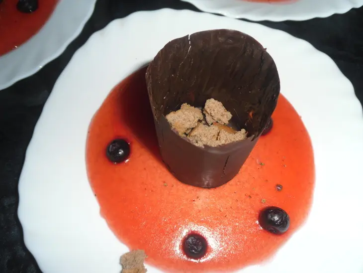 Десерт из черничного мусса с бисквитной крошкой и шоколадом "сокровища черной башни": шаг 19
