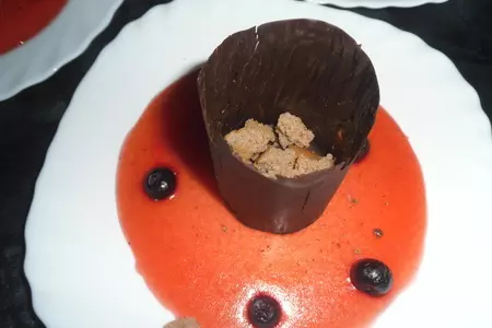 Десерт из черничного мусса с бисквитной крошкой и шоколадом "сокровища черной башни": шаг 19