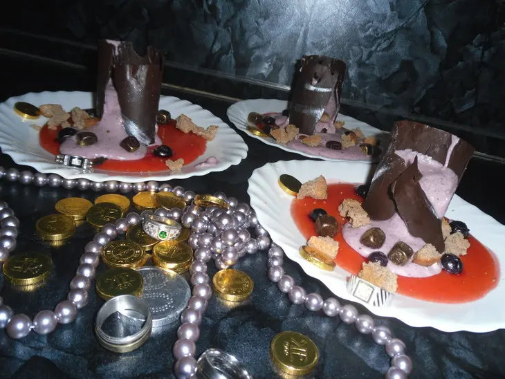 Десерт из черничного мусса с бисквитной крошкой и шоколадом "сокровища черной башни": шаг 21