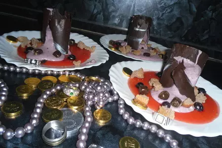 Десерт из черничного мусса с бисквитной крошкой и шоколадом "сокровища черной башни": шаг 21