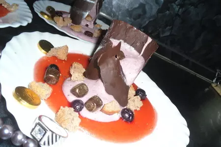 Десерт из черничного мусса с бисквитной крошкой и шоколадом "сокровища черной башни": шаг 22