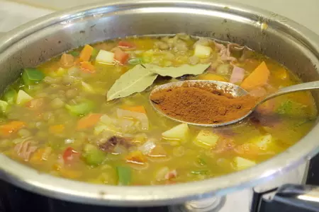 Lentejas con chorizo. (густой чечевичный суп с чоризо и кровяной колбасой): шаг 3