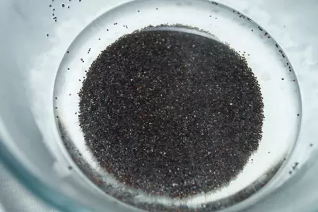 Трубочки из теста фило с маком, кедровыми орешками и пармезаном: шаг 3