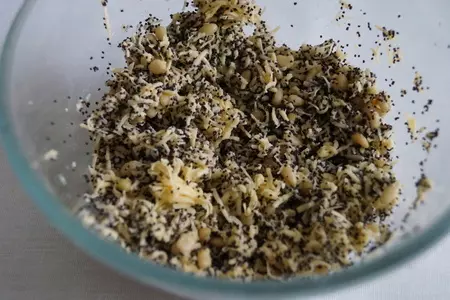 Трубочки из теста фило с маком, кедровыми орешками и пармезаном: шаг 4