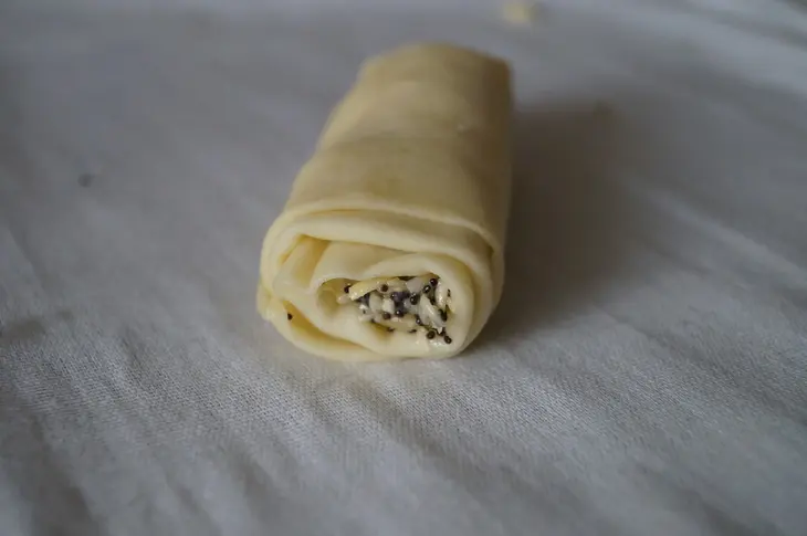 Трубочки из теста фило с маком, кедровыми орешками и пармезаном: шаг 10