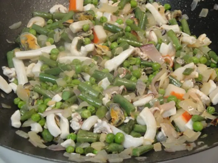 Море-продукты с лапшой по китайски: шаг 6