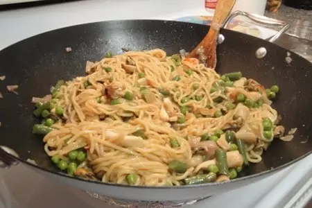 Море-продукты с лапшой по китайски: шаг 7