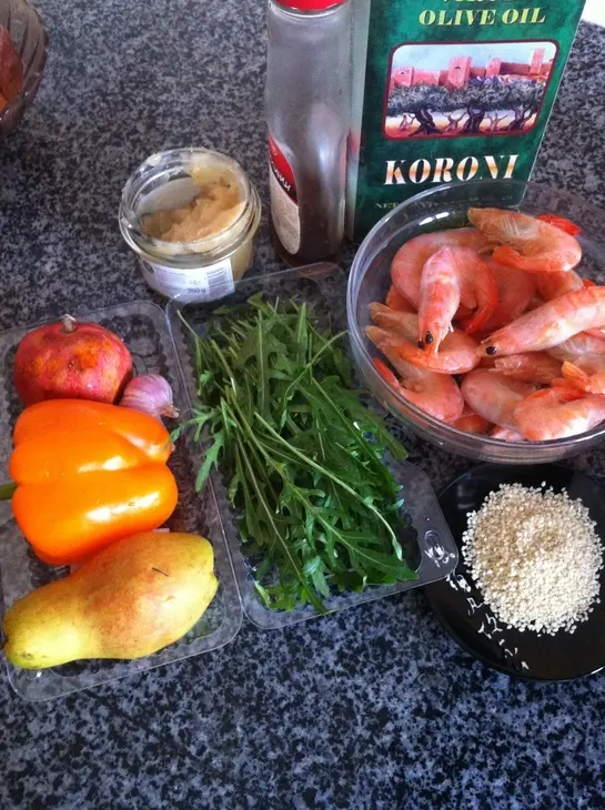 Салат с креветками и грушей: шаг 1