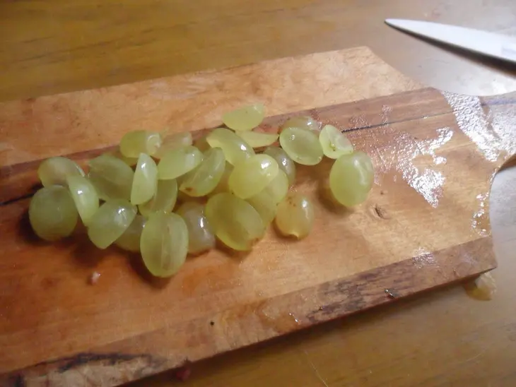 Винегрет с виноградом и орехами: шаг 8