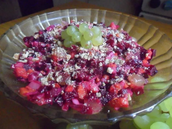 Винегрет с виноградом и орехами: шаг 9