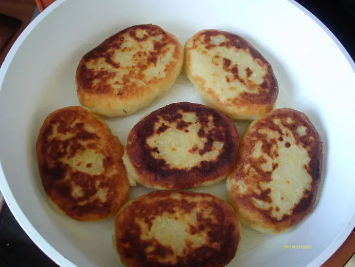 Картофельные зразы с брынзой и пикантным соусом.: шаг 2