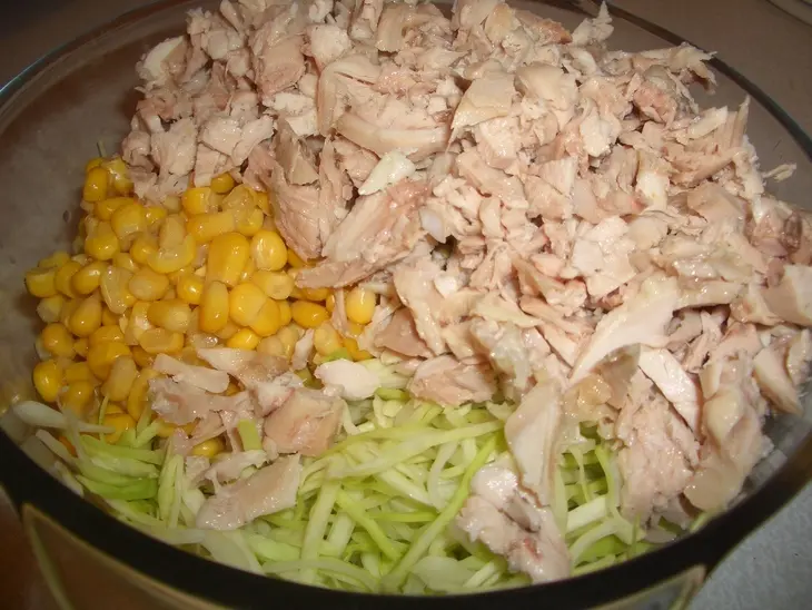 Куриный салат с кукурузой и белокочанной капустой: шаг 6