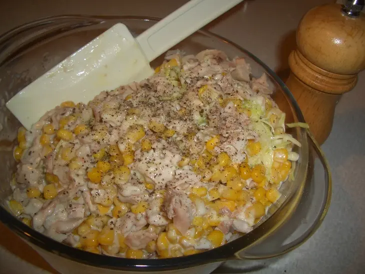 Куриный салат с кукурузой и белокочанной капустой: шаг 7
