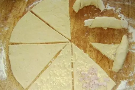 Рогалики с ветчиной и сыром: шаг 2