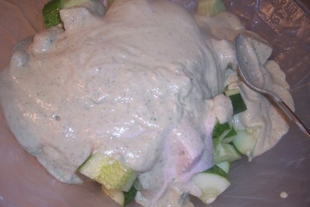 Огуречный салат с соусом из редиса.: шаг 2