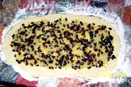 Рулет с яблоками и изюмом: шаг 4