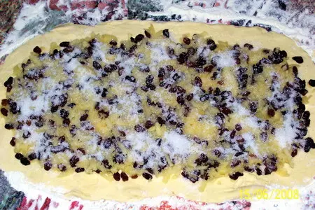 Рулет с яблоками и изюмом: шаг 5