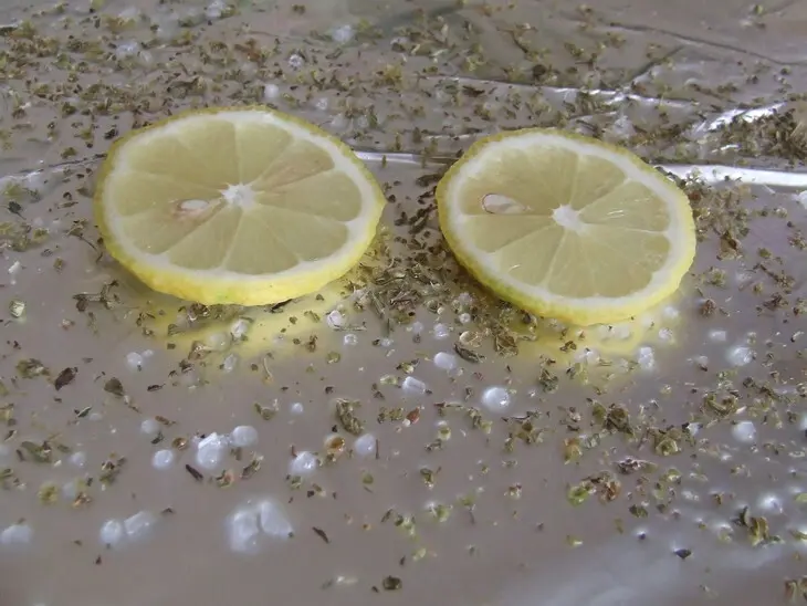 Норвежская скумбрия с лимоном и  орегано, запеченная в фольге: шаг 3