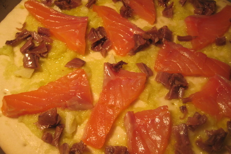 Пицца с копчёными анчоусами, форелью и луковым пюре.: шаг 2