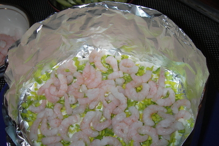 Слоеный салат с креветками и омлетом: шаг 1