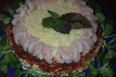 Слоеный салат с креветками и омлетом: шаг 3