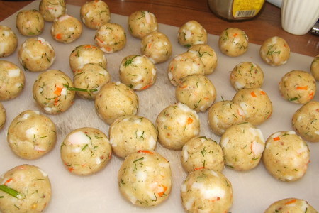 Закусочные шарики с креветками и крабовыми палочками: шаг 1