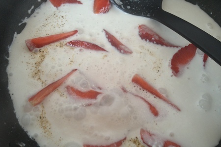Красная рыбка в сливочно-клубничном соусе: шаг 2