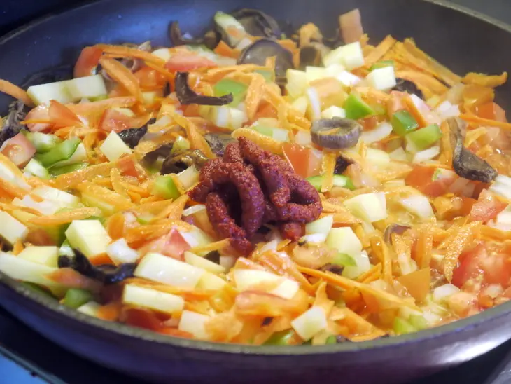 Солянка „купеческая“ со стерлядью и белыми грибами: шаг 3