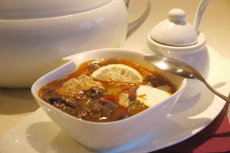 Солянка „купеческая“ со стерлядью и белыми грибами: шаг 5