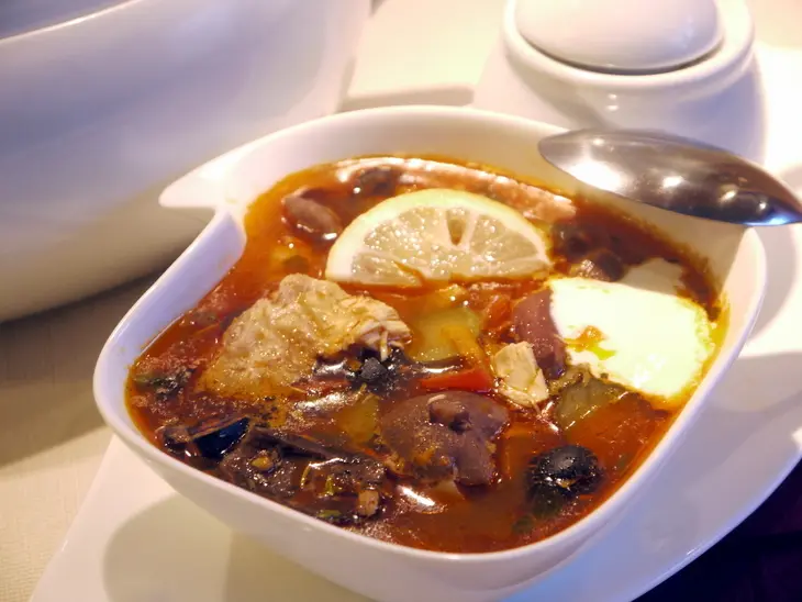 Солянка „купеческая“ со стерлядью и белыми грибами: шаг 6