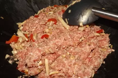 Яичная лапша в воке с фаршем и грибами: шаг 4