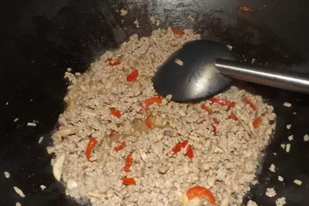Яичная лапша в воке с фаршем и грибами: шаг 5
