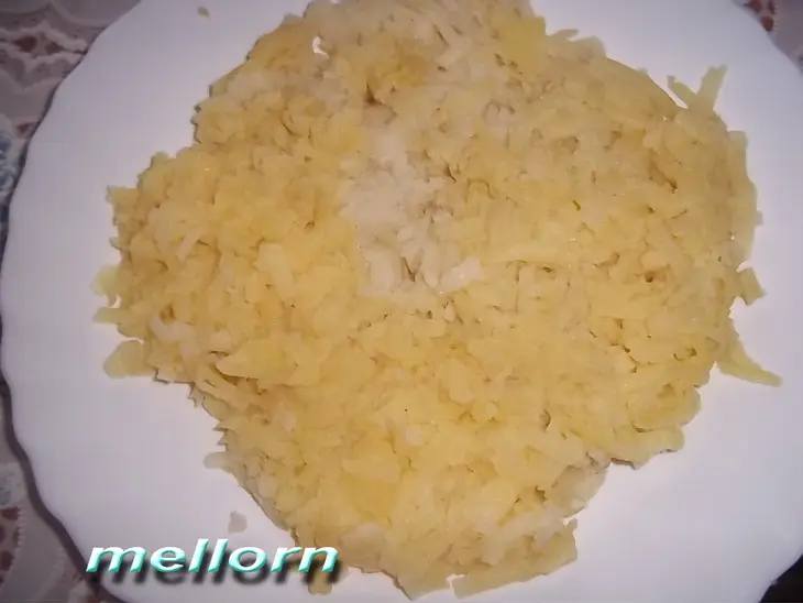 Салат из горбуши с копченым колбасным сыром: шаг 1