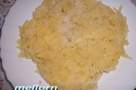 Салат из горбуши с копченым колбасным сыром: шаг 1