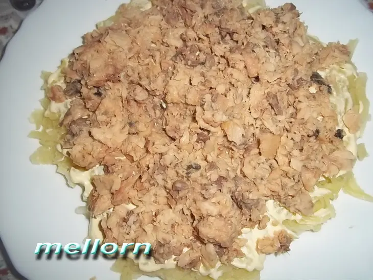 Салат из горбуши с копченым колбасным сыром: шаг 2