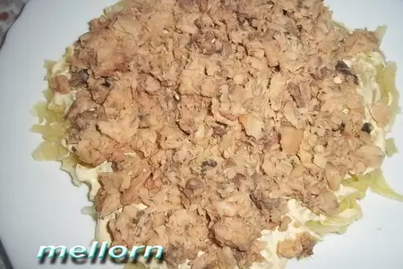 Салат из горбуши с копченым колбасным сыром: шаг 2