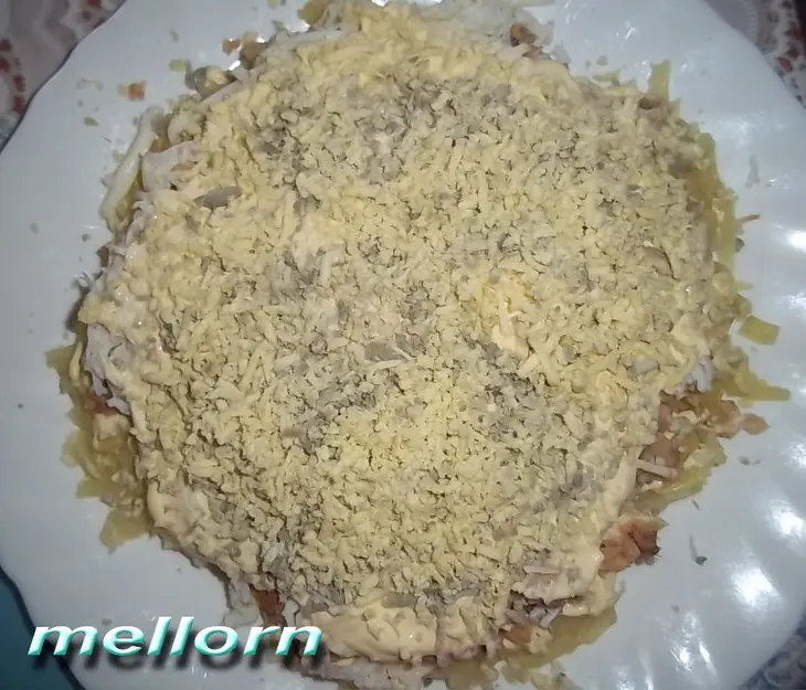 Салат из горбуши с копченым колбасным сыром: шаг 3