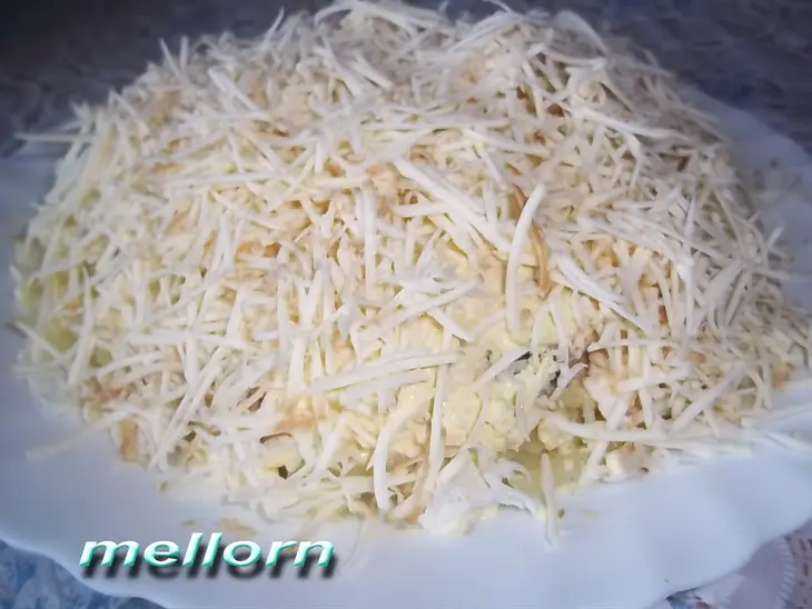 Салат из горбуши с копченым колбасным сыром: шаг 4