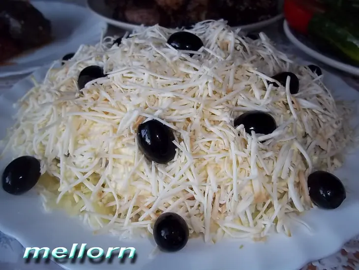 Салат из горбуши с копченым колбасным сыром: шаг 5