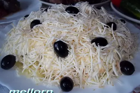 Салат из горбуши с копченым колбасным сыром: шаг 5