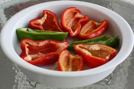 Печеный перец с рикоттой,слабосолёным лососем и красной икрой: шаг 2