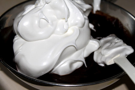 Торт двух шоколадов с грушевым брюле "взрыв эмоций": шаг 3