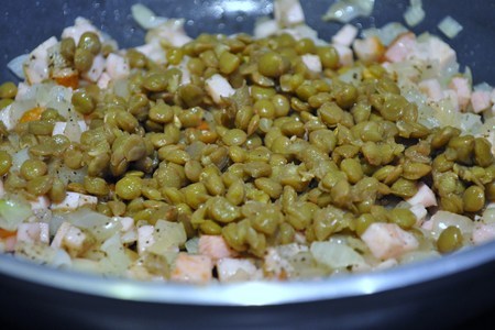 Салат из зеленой чечевицы с черносливом.: шаг 5