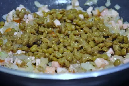 Салат из зеленой чечевицы с черносливом.: шаг 5